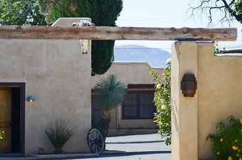 The Maverick Inn 2*