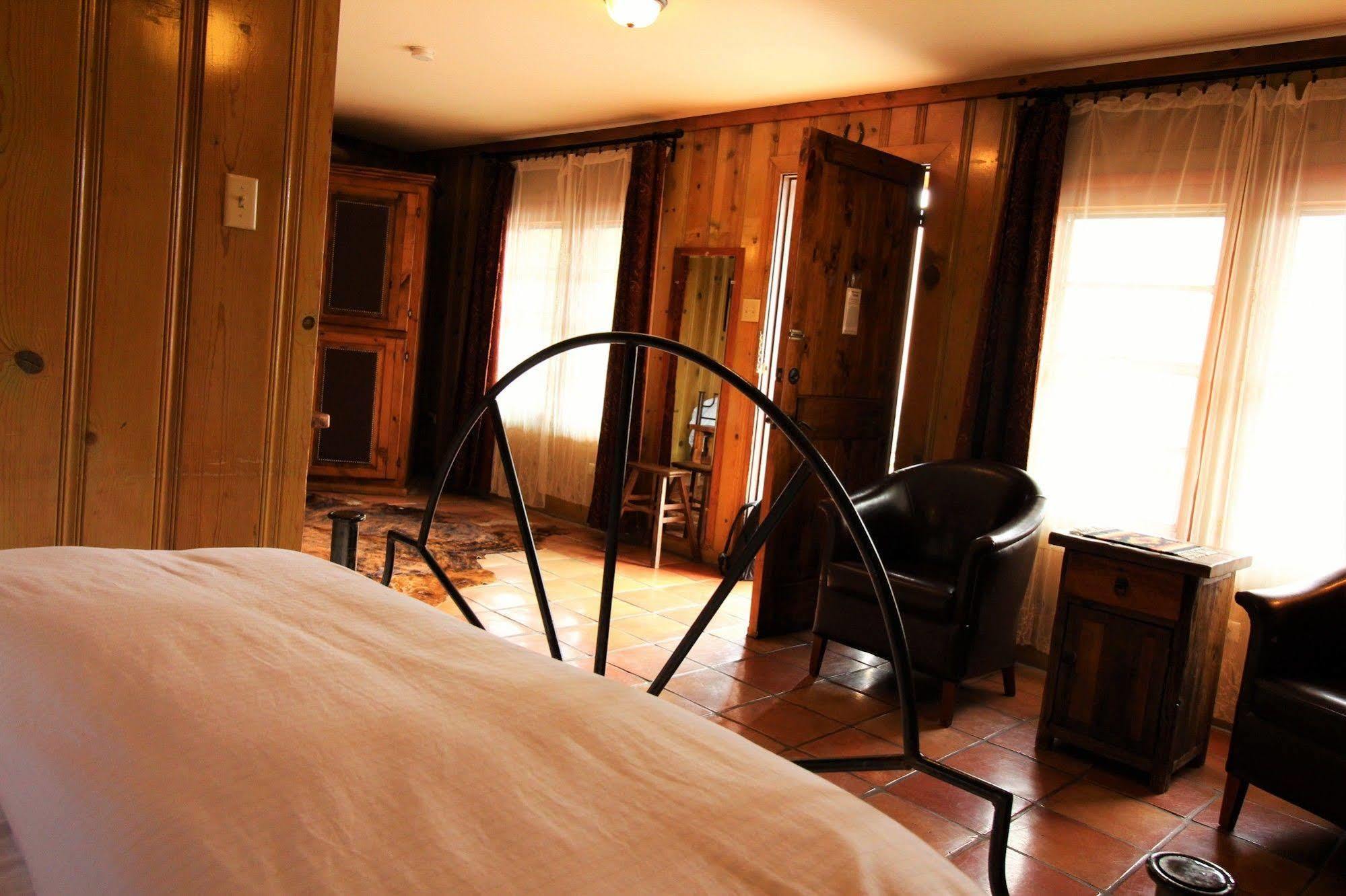 The Maverick Inn Alpine